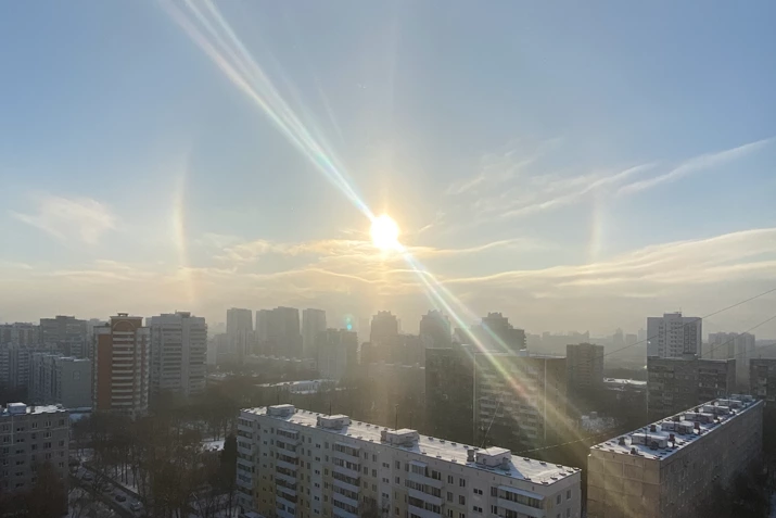 Три солнца над Москвой: Лучшие кадры гало