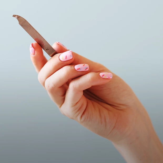 На кончиках пальцев: Актуальный летний маникюр и главные тренды нейл-моды образца 2025 — Тренды. Большой город