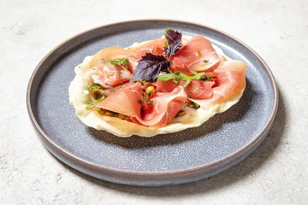 Бургер с аруком, борано с крабом и бабка с маком и нутеллой: 10 самых интересных меню BreakFest — Гид «Большого Города». Большой город