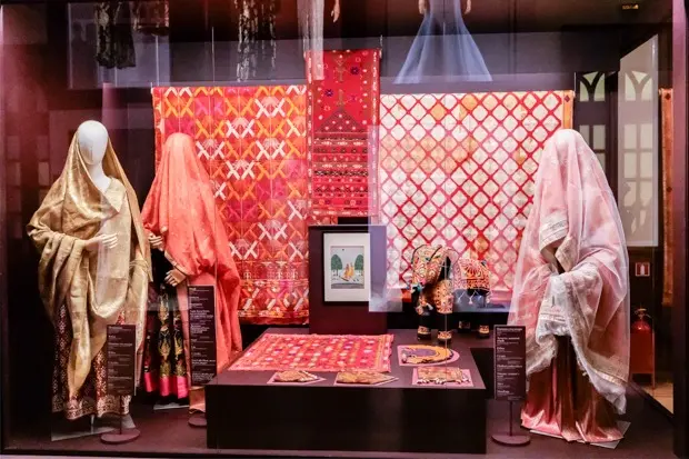 Как появились сумки кросс-боди и белые футболки: Исследуем на выставке «Индия. Ткань времени» — Гид «Большого Города». Большой город