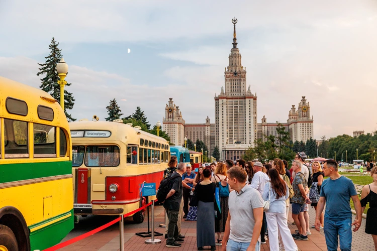 Автомобили 2000-х, концерт Biicla и экскурсии на ретроавтобусах: Зачем идти на фестиваль «Ретрорейс»