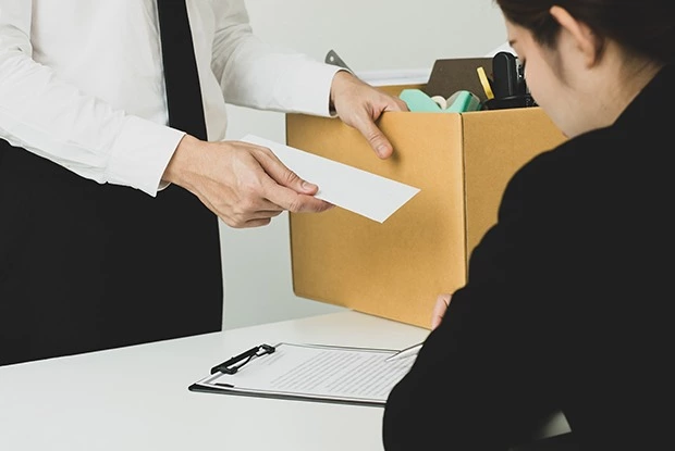 Скандалы, интриги, харассмент: Истории людей, которым пришлось уволиться из-за токсичных коллег