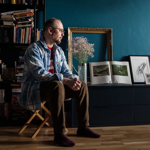 Интерьер за 500 тысяч с винтажной мебелью, предметами искусства и велосипедами на стенах