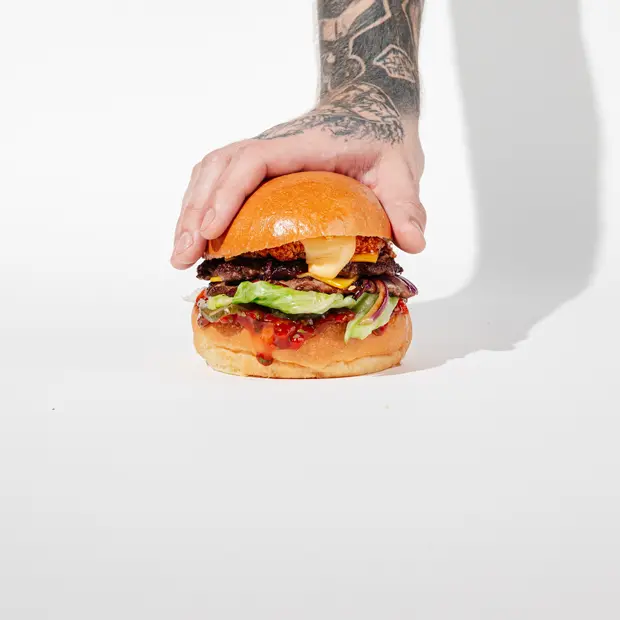 Раздавлен, но не сломлен: Где есть смэш-бургеры в Москве с хрустящей корочкой и сочной начинкой — Есть и пить. Большой город