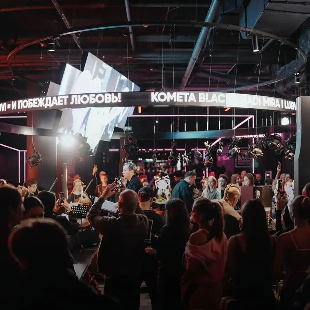 «И побеждает любовь!»: Зачем в фитнес-клубе сделали выставку и какой она получилась — Искусство. Большой город