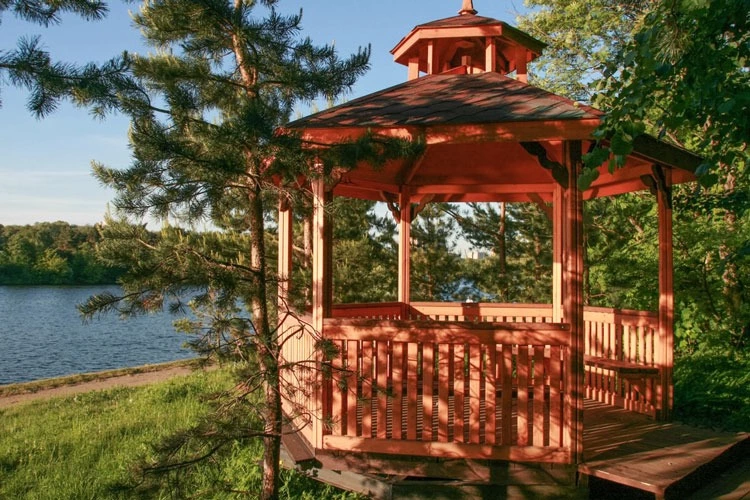 Время жарить: Парки Москвы, где можно бронировать столы, беседки и жарить шашлык