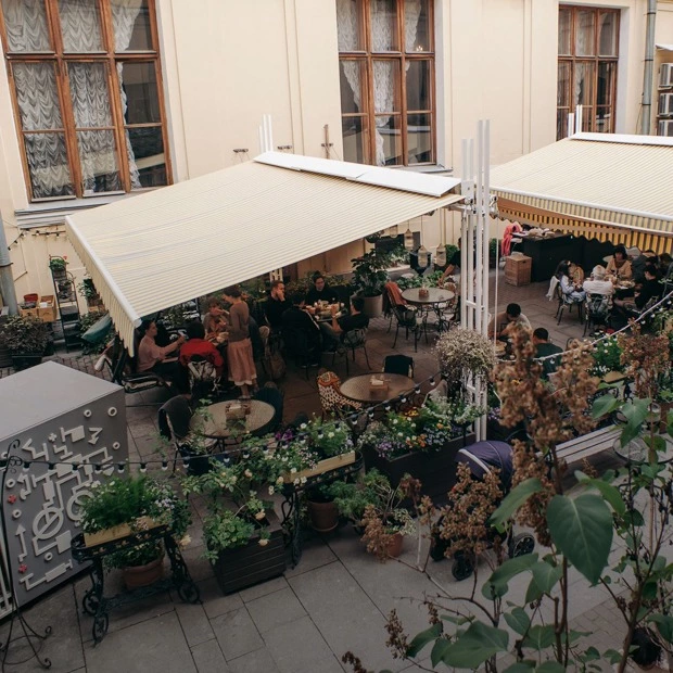 Скрыться от глаз: 11 самых атмосферных террас в петербургских дворах