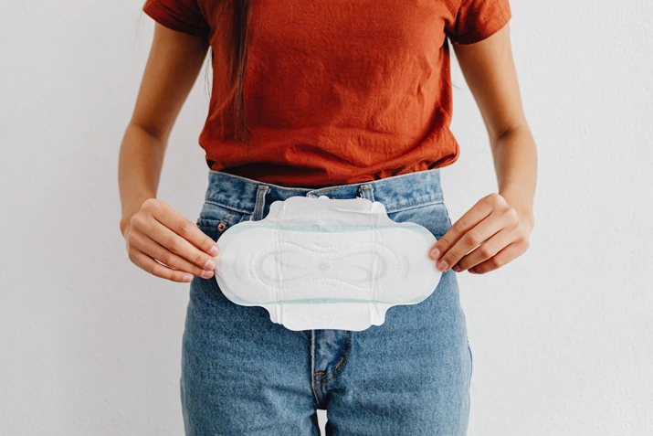 В соцсетях спорят, должны ли отели комплектовать номера женскими прокладками. Рассказываем