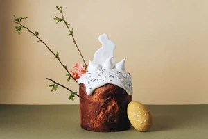 С блестками, сиренью и по-вегану: 20 куличей к Пасхе в ресторанах Петербурга