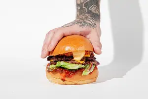 Раздавлен, но не сломлен: Где есть смэш-бургеры в Москве с хрустящей корочкой и сочной начинкой