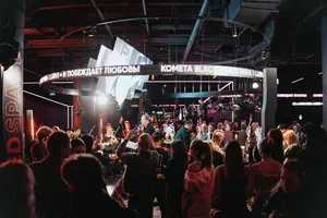 «И побеждает любовь!»: Зачем в фитнес-клубе сделали выставку и какой она получилась