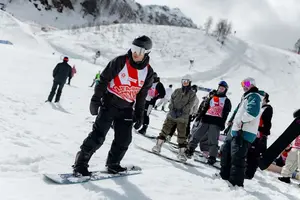 Первый ночной спуск и сет от Лироя Торнхилла: Чем заняться на New Star Camp — 2026 в горах