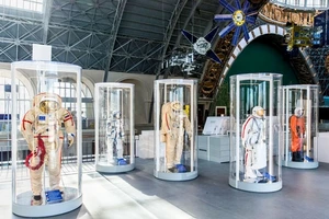 Куда сходить с подростком в Москве: От VR-арен и батутов до музеев и креативных пространств
