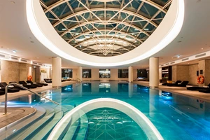 Красиво плывем: 5 бассейнов в лучших отелях Москвы